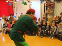 Peuters dansen enthousiast tijdens voorstelling Pagetti Jeugdtheater