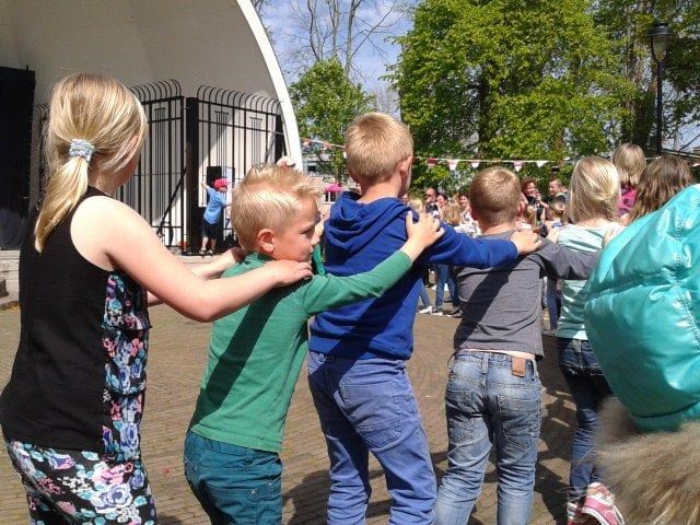 De kinderen van bso De Koet genieten in de Muziektuin! Foto SKRS