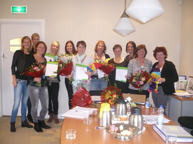 De tweede lichting pedagogisch medewerkers van SKRS ontvangt haar VVE-certificaat! Foto SKRS