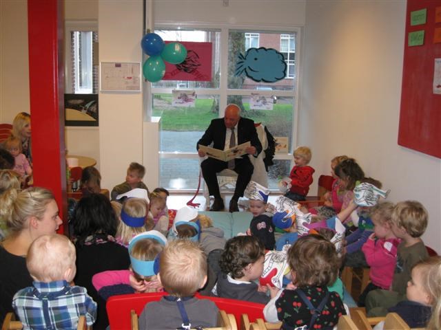 Klaas de Leeuw leest voor op kinderdagverblijf ’t Bikkeltje