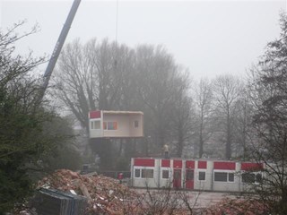 De units worden per hijskraan verwijderd. 