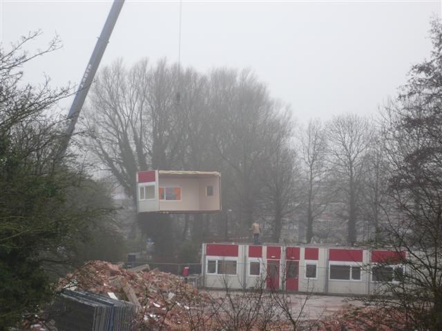 De units worden per hijskraan verwijderd. 