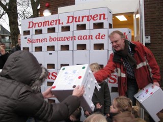 Wethouder Hans Heddes en de kinderen heropenen ’t Bikkeltje