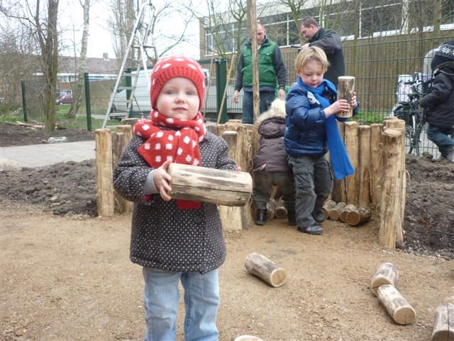 De kinderen mochten meehelpen bij de aanleg van de tuin.