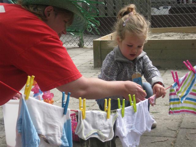 Bikkels en Vliegers doen hun uiterste best met de caravanrace en de campingafwas