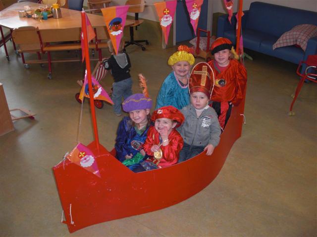 Kinderen Hoepel 3 varen met de stoomboot naar Spanje en Frankrijk