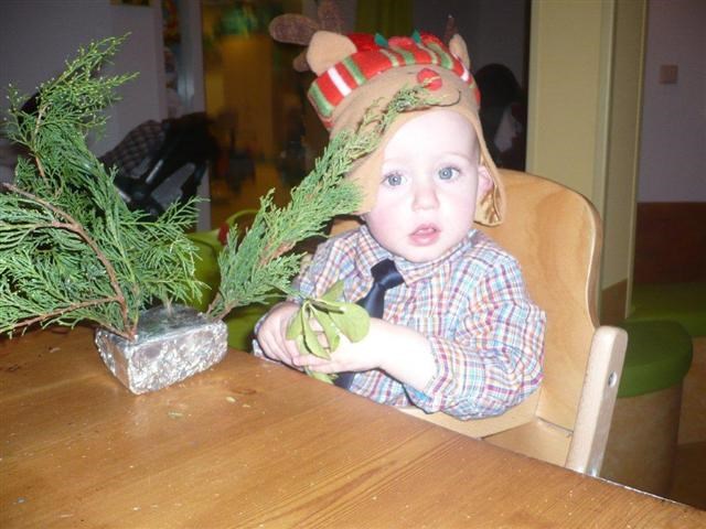 De kinderen van ’t Hoepeltje maken samen kerststukjes in de hal