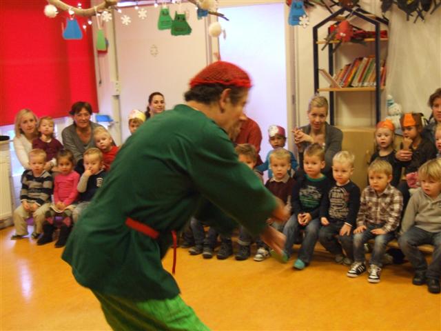 Peuters dansen enthousiast tijdens voorstelling Pagetti Jeugdtheater