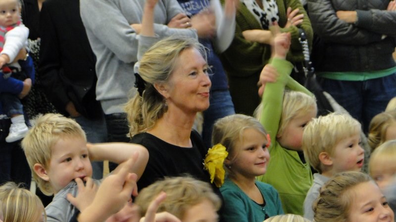 Ank geniet samen met de kinderen van de circusvoorstelling. Foto Kitty Mertz