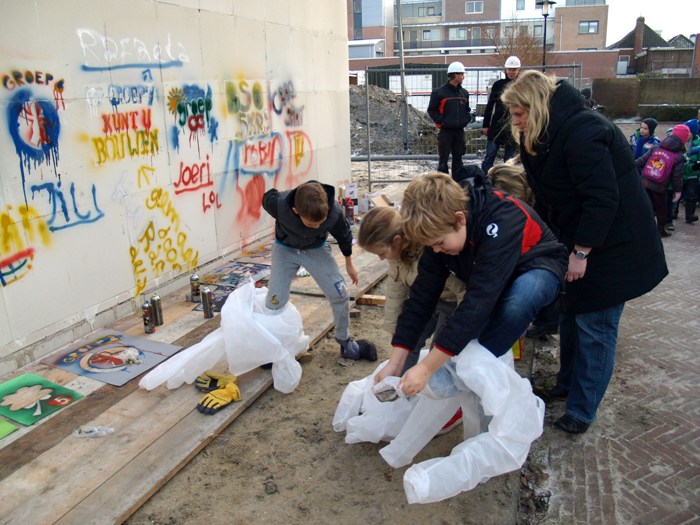 Kinderen versieren muur met graffiti als officieel startsein voor bouw pand Aloysiusschool en SKRS