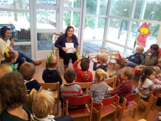 Op ’t Bikkeltje kwam Helma Binkman aan de kinderen voorlezen. 