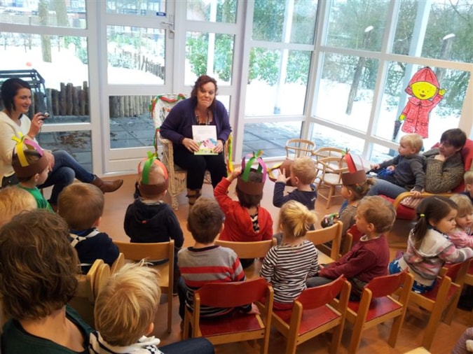 Op ’t Bikkeltje kwam Helma Binkman aan de kinderen voorlezen. 