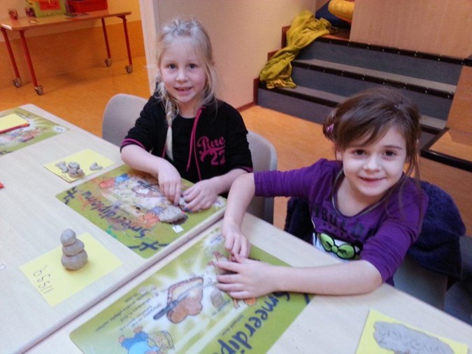 De kinderen van bso Nes maken mooie kunstwerkjes van klei
