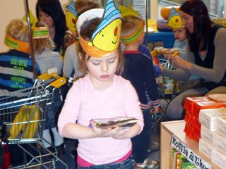 De kinderen van ’t Hoepeltje doen boodschappen in hun eigen winkel