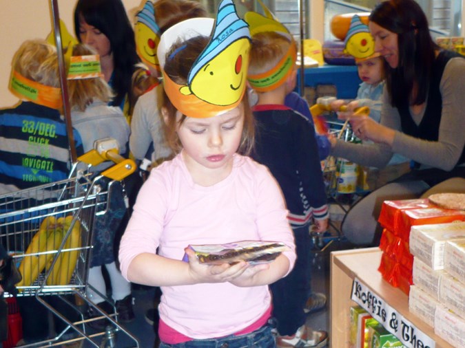 De kinderen van ’t Hoepeltje doen boodschappen in hun eigen winkel