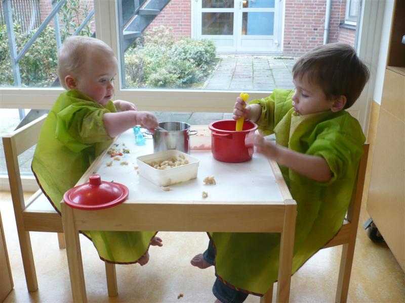 Kinderen ’t Hoepeltje maken soep van ’zelfgekochte’ boodschappen