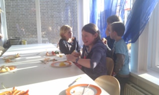 De kinderen van bso Waldervaart zijn creatief met groente en fruit! Foto SKRS