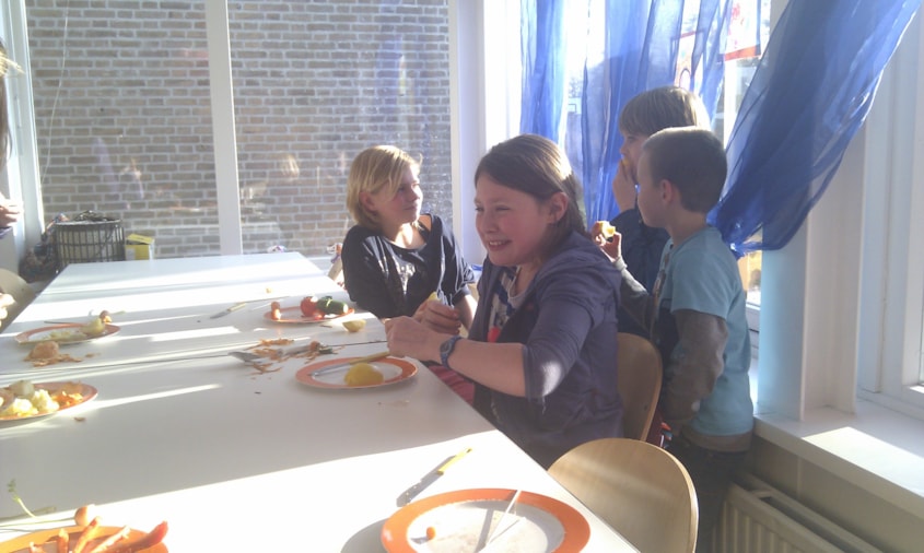 De kinderen van bso Waldervaart zijn creatief met groente en fruit! Foto SKRS