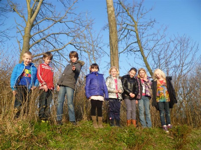 De bso’ers van groep 2 en 3 genieten van het eerste lentezonnetje. Foto SKRS