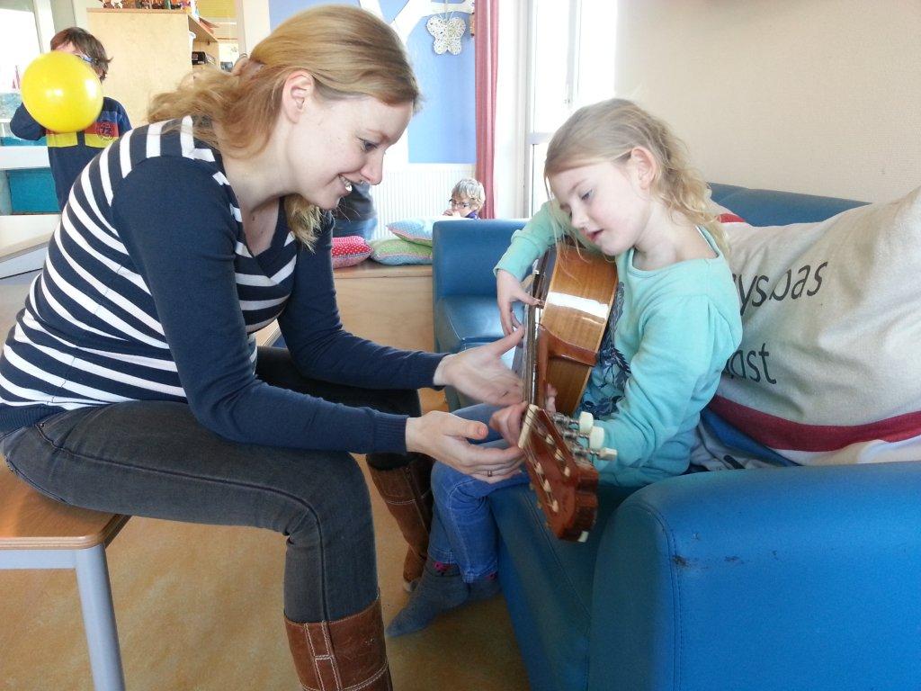 Kinderen bso Nes krijgen gitaarles!