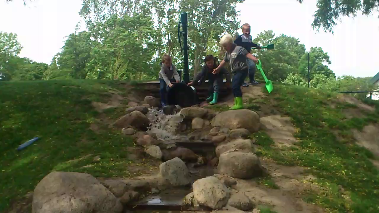 Hoera, kinderen bso Nes kunnen weer spelen met de waterpomp! 