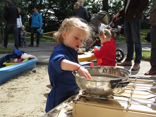 Heerlijk koken in de modderkeuken! 