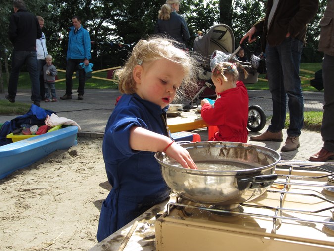 Heerlijk koken in de modderkeuken! 
