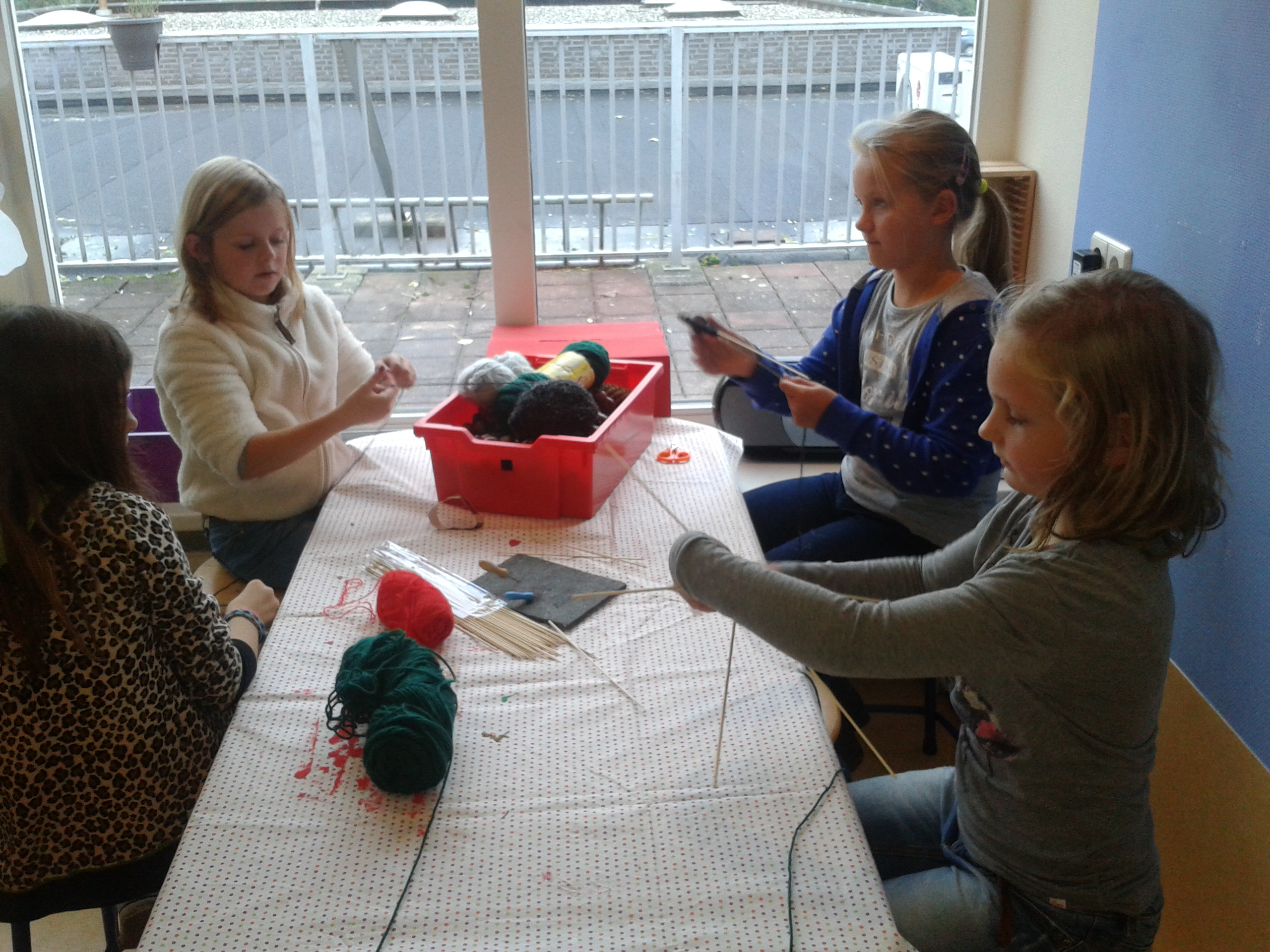 Groep 3 van bso Nes maakt mooie herfstknutsels