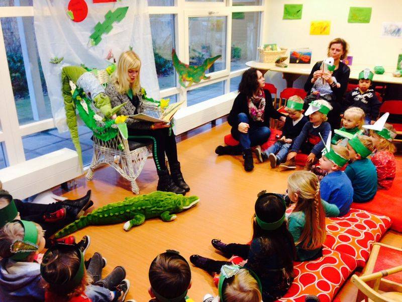 Kinderen luisteren aandachtig naar verhaal over krokodil met Nationaal Voorleesontbijt