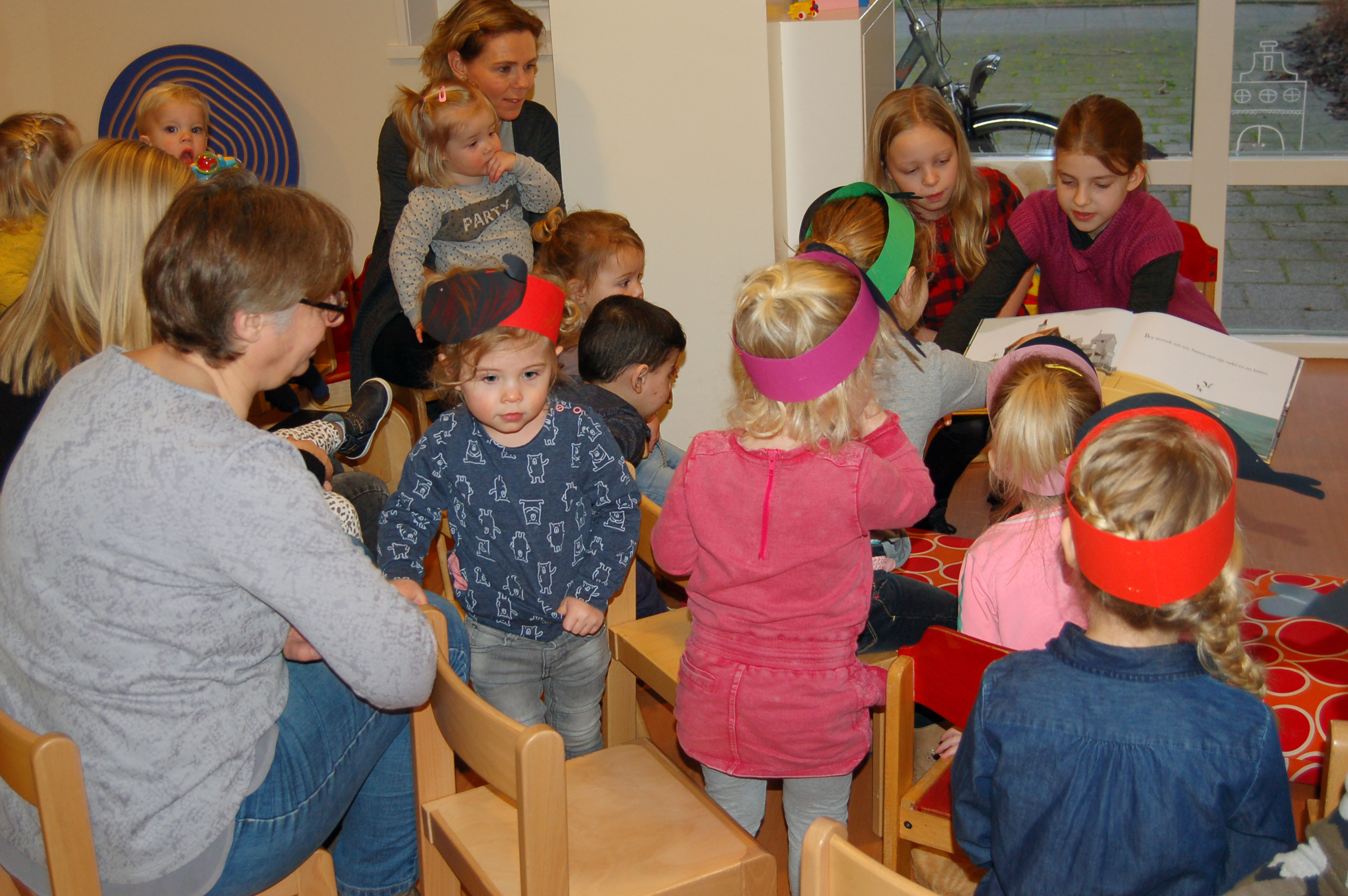 Kinderen SKRS genieten van Voorleesontbijt
