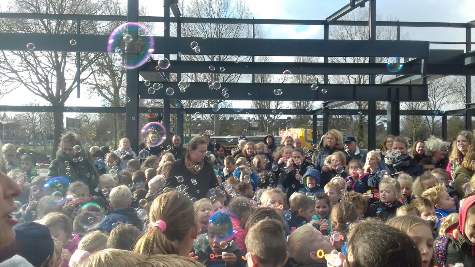300 kinderen vieren bouwfeest IKC Iepenlaan