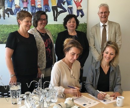 Van links naar rechts Marga Hendriks (Kappio), Marjan Terpstra (SKH en Skik), Petra Roorda (ROC), Aad de Wit (ROC), Monique Mul (Kinderopvang Langedijk) en Mascha de Wit (SKRS)