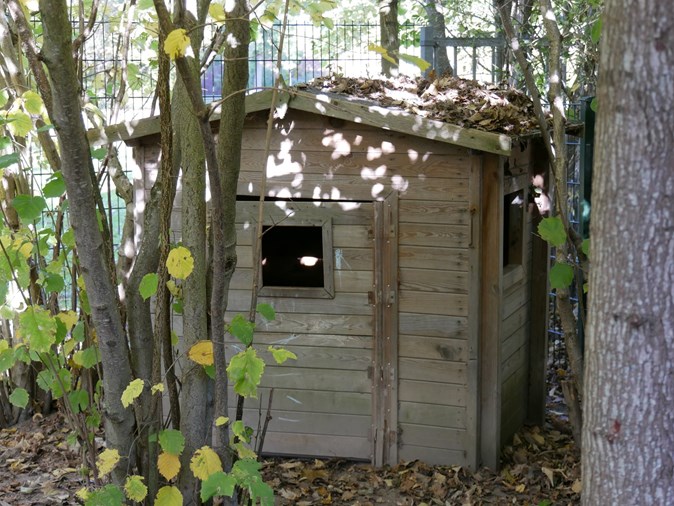 Een tuinhuisje voor de kinderen van &#39;t Vliegertje, verstopt in het groen - Foto Groen Cement