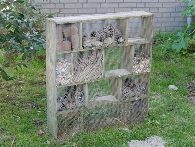 We bieden ruimte voor kleine beestjes met het insectenhotel op &#39;t Hoepeltje - Foto Groen Cement