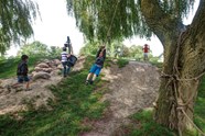 Lekker spelen op bso Nes in Schagen met de berg en de waterpomp