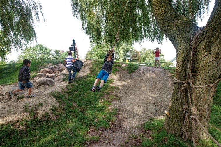 Lekker spelen op bso Nes in Schagen met de berg en de waterpomp