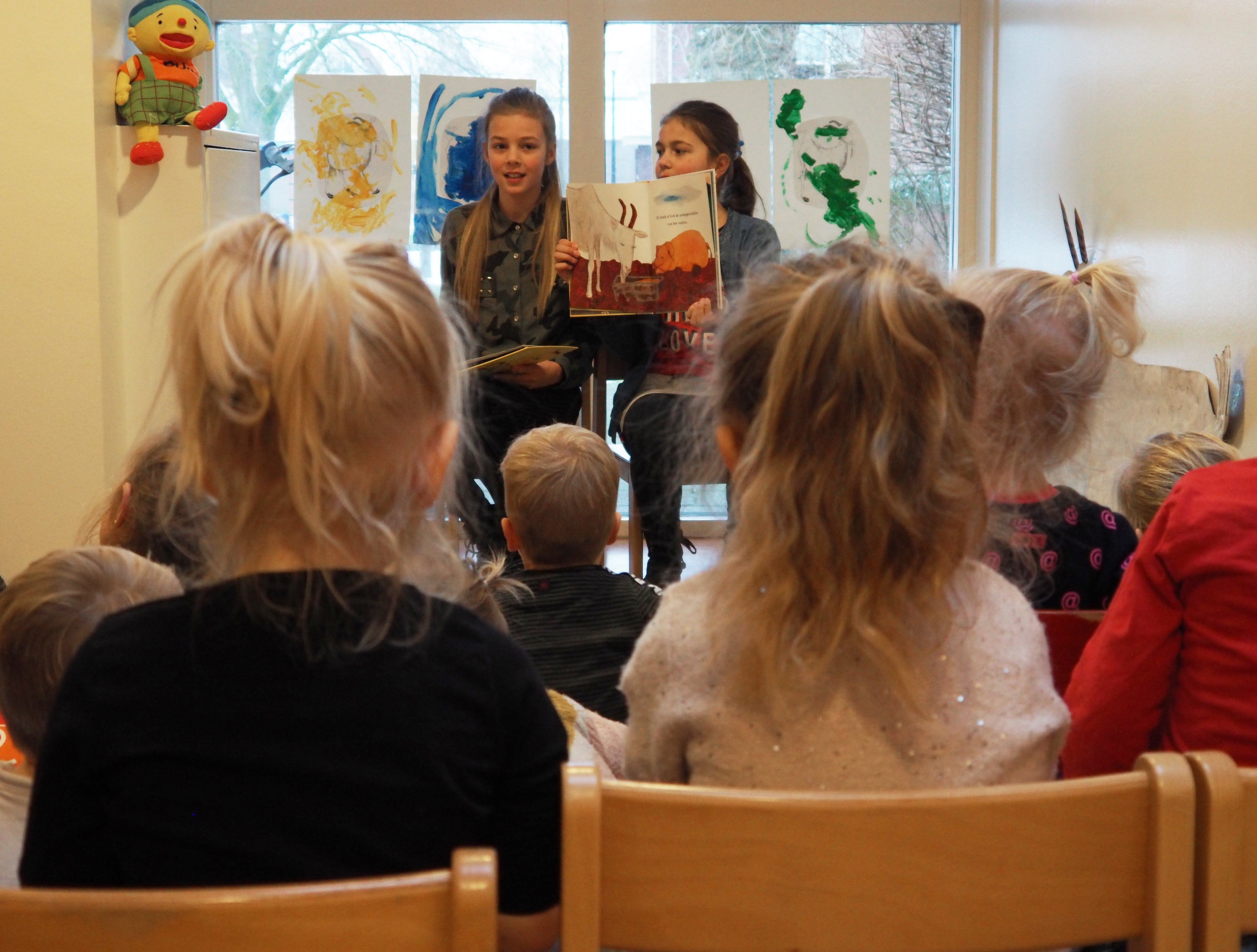 Kinderen een en al oor tijdens Voorleesontbijt