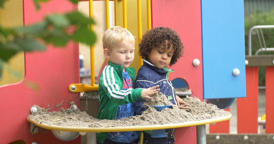 samen buiten spelen