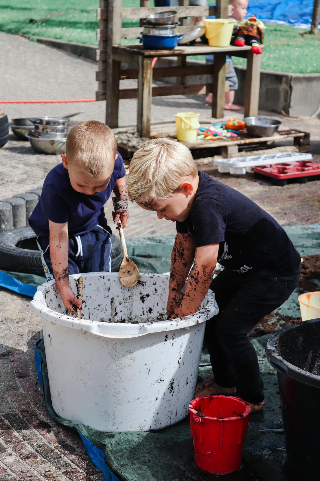 Kinderen van alle locaties genieten van Modderdag