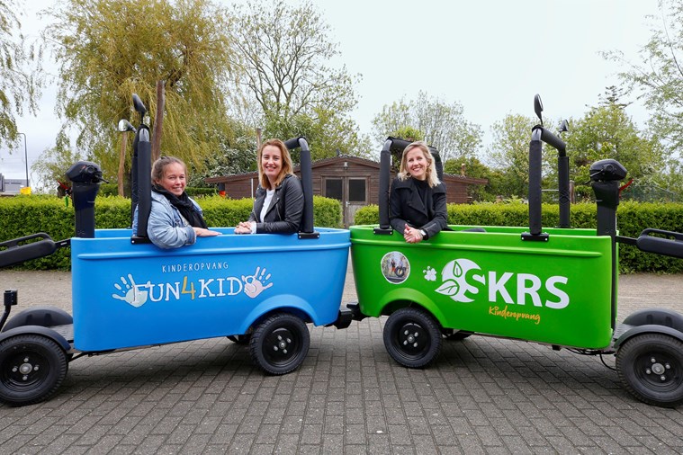 Directeuren Penny Komrij, Kim Kuijper (beiden Fun4Kids) en Mascha de Wit (SKRS) in hun bso-bussen.&#160;&#169;&#160;Foto Marc Moussault