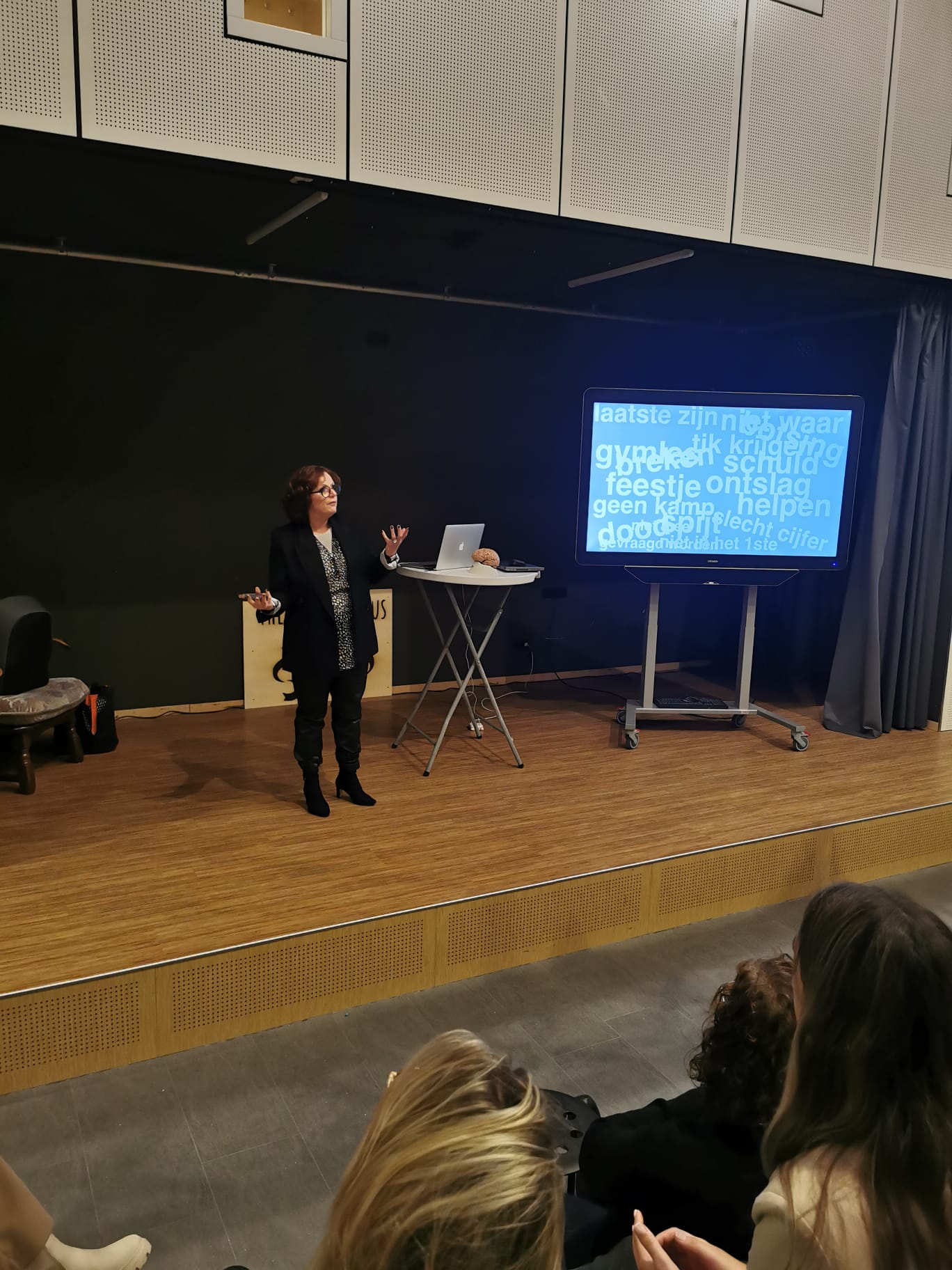 Marina bespreekt kinderweerbaarheid tijdens personeelsbijeenkomst