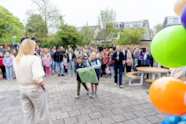 Kinderen van bso Op Ontdekking bieden cadeau aan - SKRS Kinderopvang