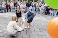 Kinderen van bso Op Ontdekking bieden cadeau aan - SKRS Kinderopvang 2