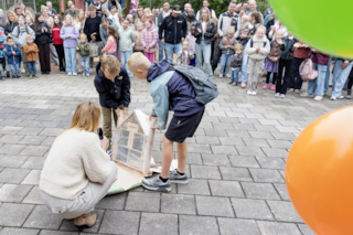 Kinderen van bso Op Ontdekking bieden cadeau aan - SKRS Kinderopvang 2
