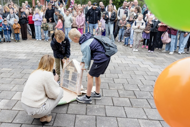 Kinderen van bso Op Ontdekking bieden cadeau aan - SKRS Kinderopvang 2